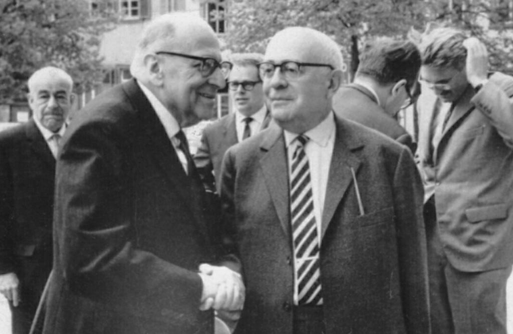 Max Horkheimer (left front), Theodor Adorno (right front) en Jürgen Habermas (right in the back) in 1965 in Heidelberg